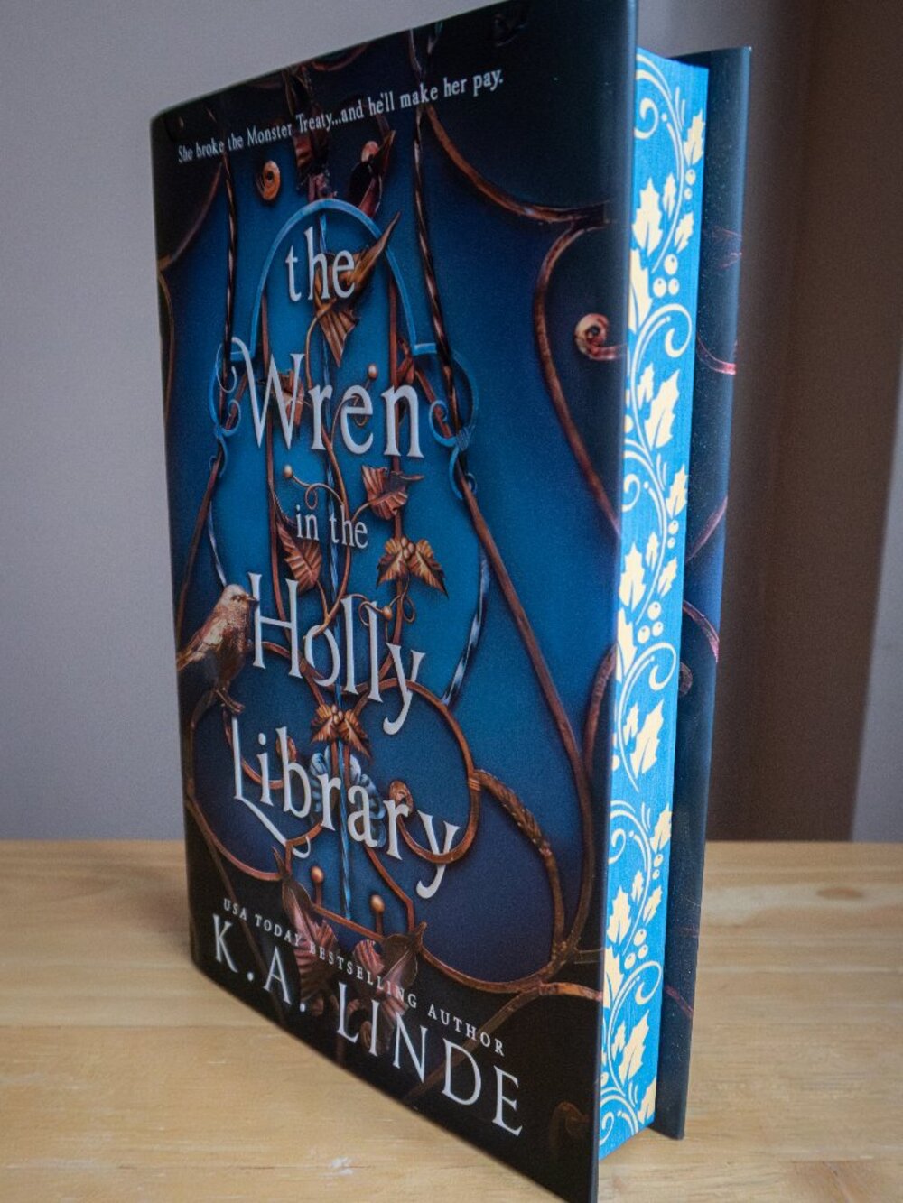 The Wren in the Holly Library by K. A. Linde, Deluxe Limited Ed., OOP, 1st/1st
